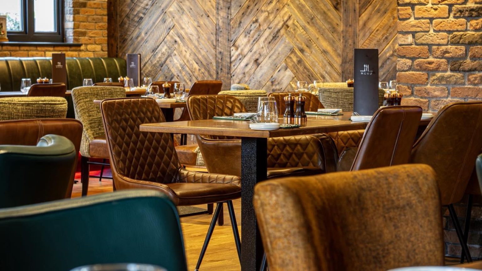 Irvines Steakhouse Bar 6