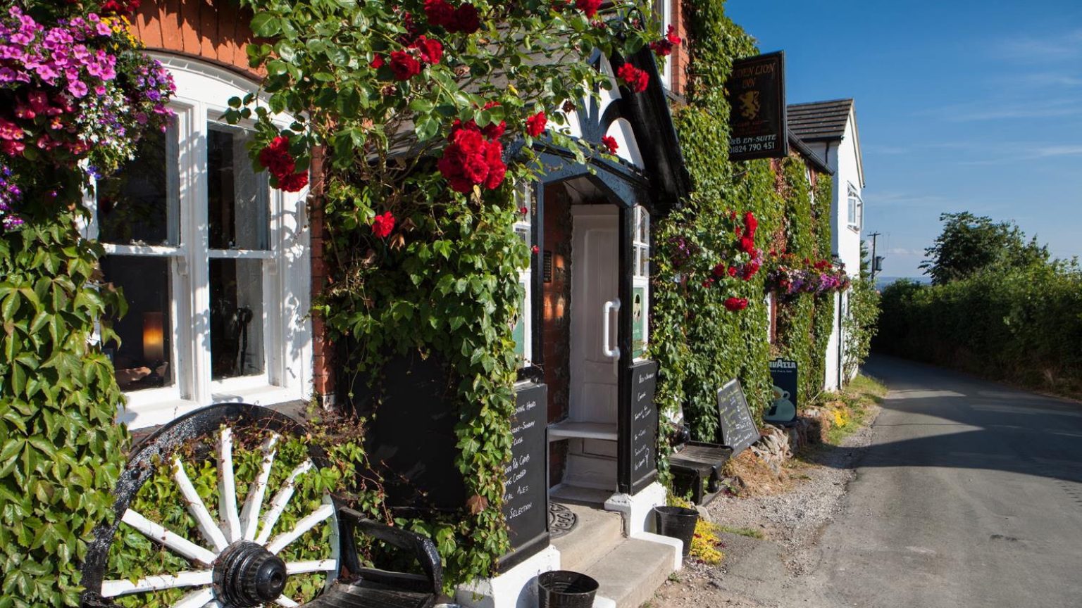 The Golden Lion Inn - Llangynhafal