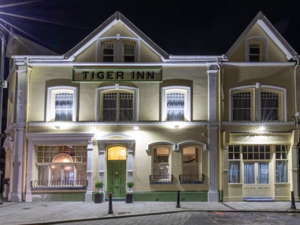 The Tiger Inn Hotel Lounge 12