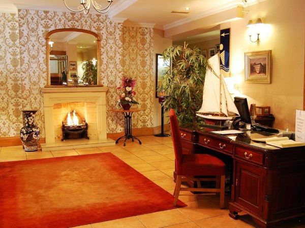 Waters Edge Hotel 11